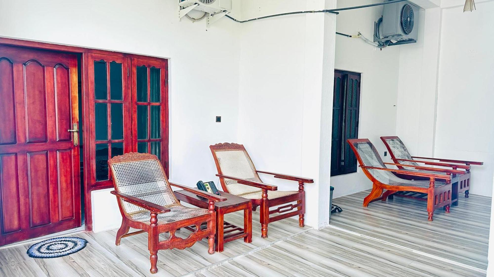 Garden Beach Hotel Аругам Экстерьер фото
